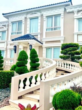 Meet your Posher, Charleston $ Pierre